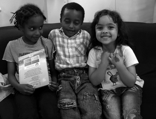 Kinder mit B&uuml;chern beim Lesenachmittag