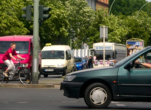 B&uuml;cherbus im Stra&szlig;enbild