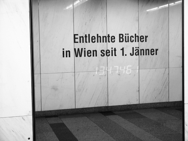 Entlehnte B&uuml;cher seit  J&auml;nner... - eine Tafel in der Fu&szlig;g&auml;ngerunterf&uuml;hrung am Karlsplatz