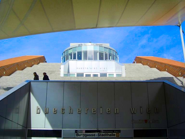 B&uuml;chereien Wien: Die Hauptb&uuml;cherei mit Freitreppe